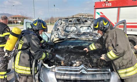 Romagnano Auto In Fiamme Nel Parcheggio Dell Area Commerciale