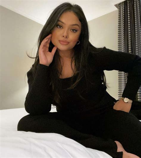 10 Hot Sexy Afshan Azad Bikini Pics