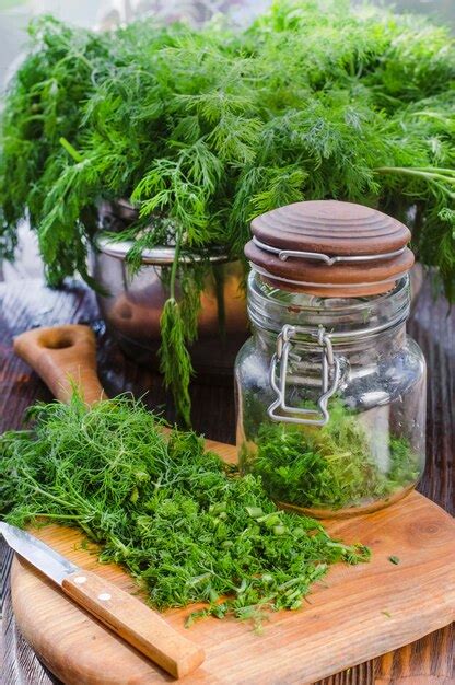 Eneldo joven verde recién cortado picado en una tabla de cocina Foto