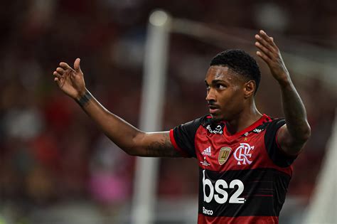 Flamengo divulga escalação para estreia na Libertadores Vitinho