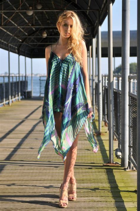 Belle Fille Blonde Avec Les Cheveux Malpropres Photo stock Image du bouclé mode