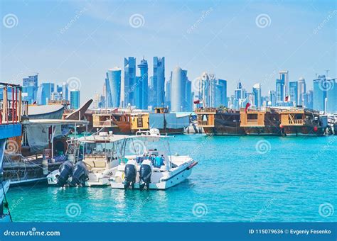 O Porto Do Turista De Doha Catar Foto De Stock Imagem De Litoral