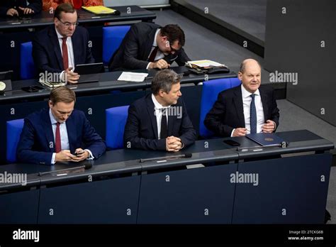 Bundeskanzler Olaf Scholz R Bundeswirtschaftsminister Robert Habeck C