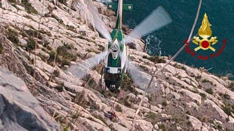 Portovenere Due Escursionisti Bloccati Su Una Parete A Picco Sul Mare