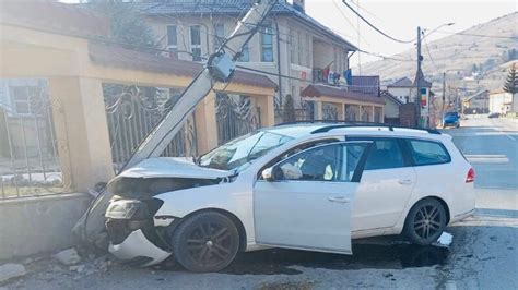 roman24 Un autoturism scăpat de sub control a intrat violent într un