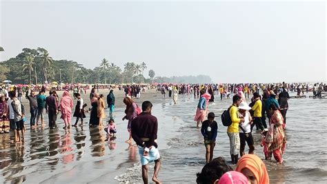 কুয়াকাটায় পর্যটকদের উপচে পড়া ভিড়