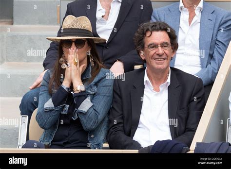 Luc Ferry et son épouse Marie Caroline Becq de Fourquieres en stands