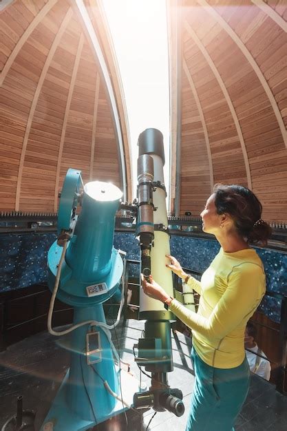 Mujer Feliz En Un Observatorio Espacial Mira Un Meteorito O El Sol A