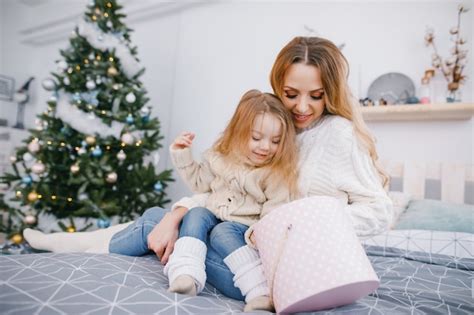 Mutter Und Sch Ne Blonde Baby M Dchen Er Ffnung Geschenke Kostenlose Foto
