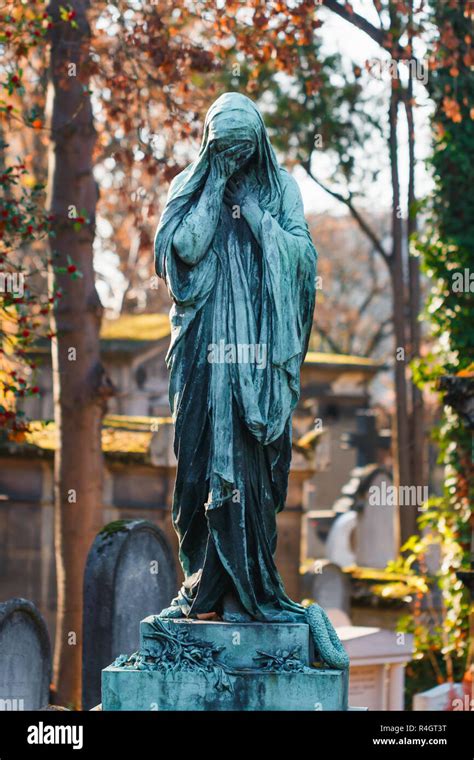 Grieving Statue High Resolution Stock Photography And Images Alamy