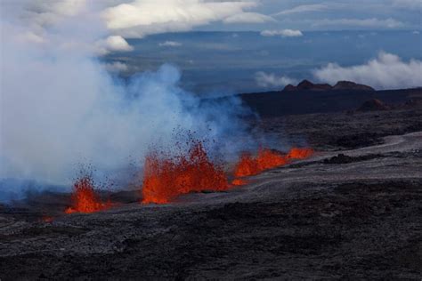 Hawaii L Eruzione Del Vulcano Mauna Loa Illumina Il Cielo Di Rosso FOTO