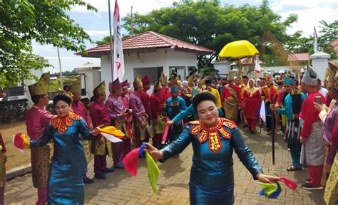 Pj Bupati Bolmong Limi Mokodompit Disambut Secara Adat