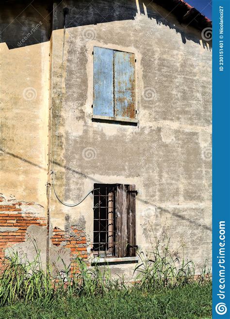 Fassade Mit Fenstern Eines Verlassenen Landhauses Stockbild Bild Von