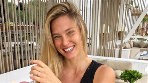 Bar Refaeli Incinta Per La Terza Volta A Anni L Annuncio Sui Social