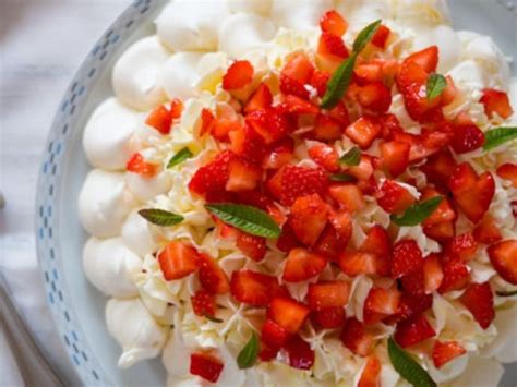 Pavlova Aux Fruits Rouge Et Verveine De Camille Perrotte Recette Par