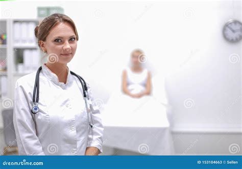 Doutor Da Mulher Que Est O Estetosc Pio No Hospital Imagem De