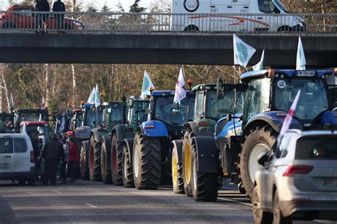 Los agricultores inician el asedio de París y el Gobierno les pide