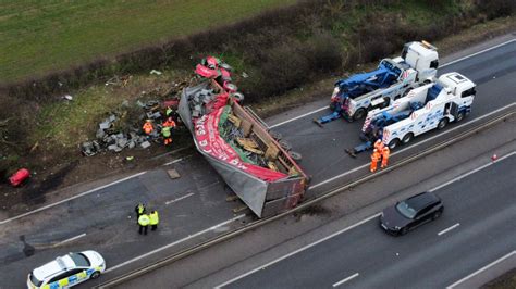 A1 Closed Southbound In Lincolnshire After Lorry Overturns Itv News