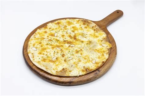 Captura De Uma Saborosa Pizza De Queijo Em Uma Placa De Madeira Isolada