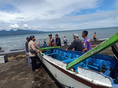 Dihantam Ombak Saat Memperbaiki Baling Baling Perahu Nelayan Terbalik