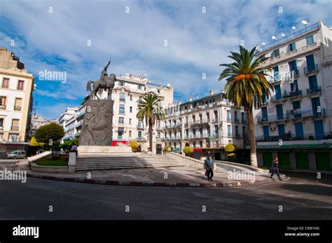 Platz Und Statue Von Abdel Kader In Algier Algerien Afrika