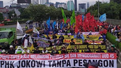 Ribuan Buruh Demo Di Depan Gedung DPR RI Tolak Perppu Cipta Kerja