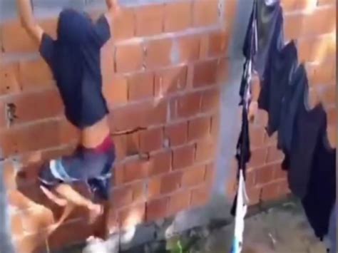 Vídeo Tava chegando do trabalho Homem flagra traição da esposa e