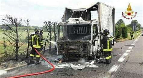 Paura In A4 Camion Si Incendia In Corsa L Autista Riesce A Salvarsi