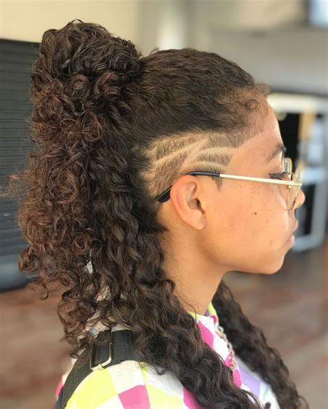 Fotos De Cabelo Cacheado Raspado Do Lado Para Mulheres De Atitude