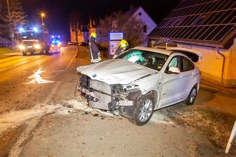 Vollsperrung im Erzgebirge BMW kracht gegen Bäume