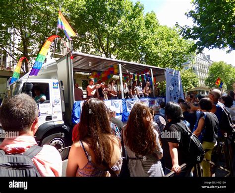 Gays men paris france gay pride Banque de photographies et dimages à haute résolution Alamy