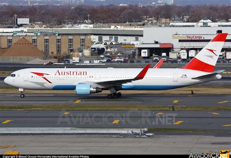 Oe Lay Austrian Airlines Boeing Z Er Aviacioncr Net