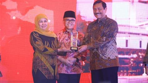 Pemprov Jatim Raih Penghargaan Digital Government Award Dari Kemenpan Rb