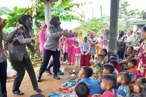 Polwan Hibur Anak Korban Bencana Puting Beliung Di Sukabumi ANTARA