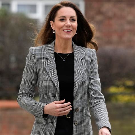 Kate Middleton Punta Sul Classico Cappotto Grigio I Capelli Sciolti E