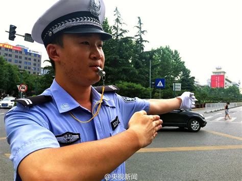 脱下手套和警服之后的交警图片中国中国网