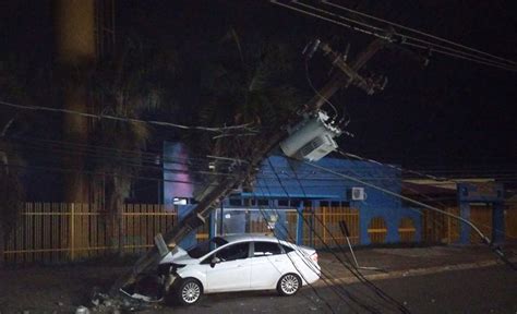 Carro Derruba Poste E Deixa Moradores E Comerciantes Sem Energia Na