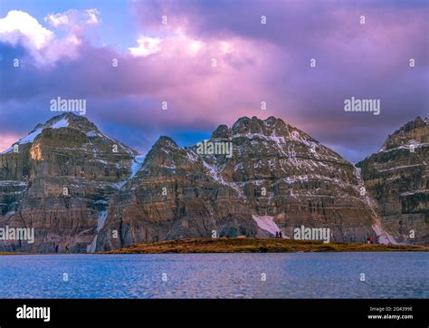 Moraine Lake Y Valley Of The Ten Peaks Al Atardecer Banff National