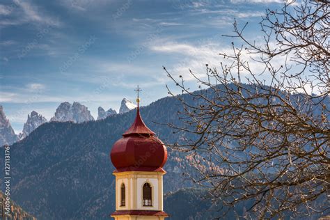 San Pietro In Laion Val Gardena Alto Aadige Il Campanile Con La