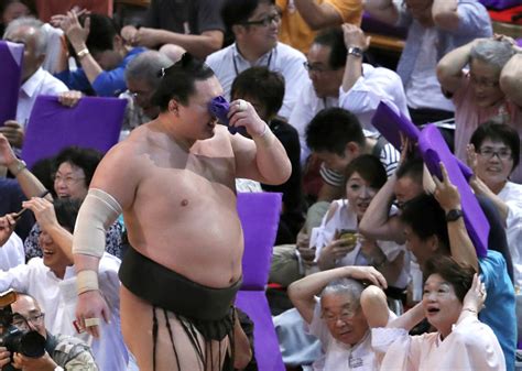 大相撲名古屋場所：白鵬1047勝持ち越し 御嶽海に不覚 写真特集812 毎日新聞