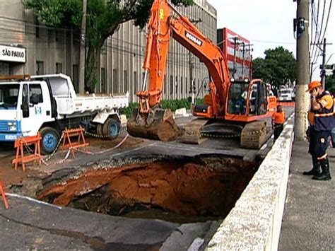 V Deo Cratera Se Abre Na Avenida Rudge No Centro De S O Paulo Sp G