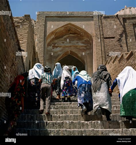 Uzbekistan Muslim Women Climbing Steps To Enter Mosque Stock Photo Alamy