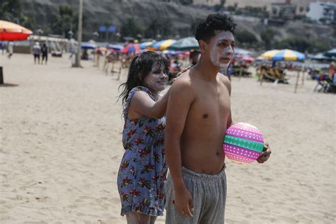 Familias Disfrutan De La Playa Agua Dulce Durante La Navidad Galer A