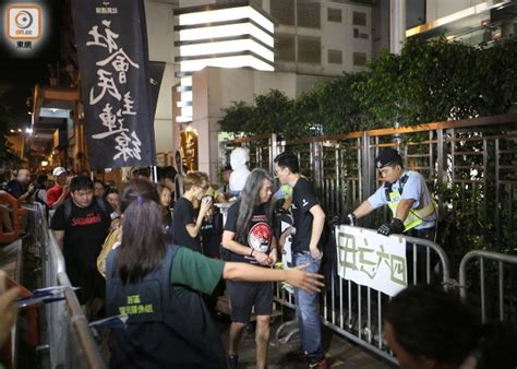 300人維園晚會後遊行至中聯辦 悼念六四｜即時新聞｜港澳｜on Cc東網