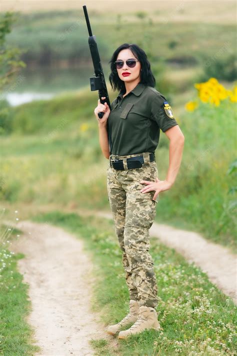 Mujer Soldado En Uniforme Militar Una Niña En Uniforme Militar Con Un