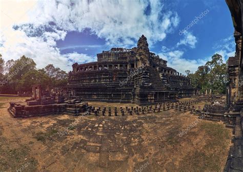 Vista panorámica del templo Baphuon en el complejo Angkor Wat es una