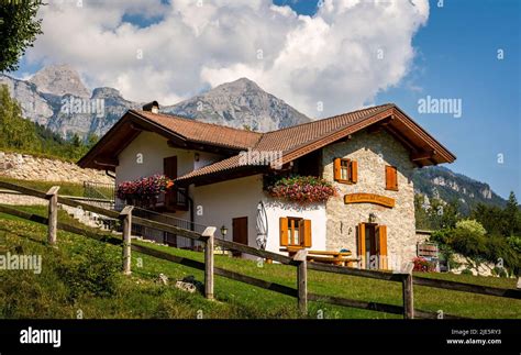 Rifugio Alpino Del Nembia Immagini E Fotografie Stock Ad Alta