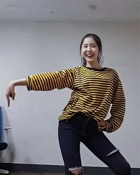 GFriend S SinB Hwang Eunbi Plays Just Dance Just Dance Fashion Women