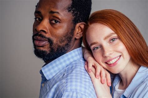 Jeune Femme Rousse Aux Taches De Rousseur Treignant Son Petit Ami