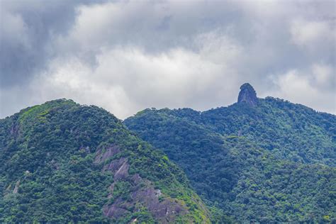 Monta A Abraao Pico Do Papagaio Con Nubes Ilha Grande Brasil